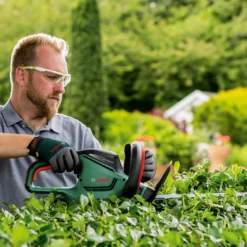 Bosch UniversalHedgeCut 60 480W 116cm Corded Hedge Trimmer -Gardens and Outdoor bosch universalhedgecut 60 480w 116cm corded hedge trimmer4059952614717 06i bq