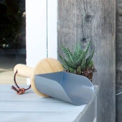 Burgon & Ball Steel Soil Scoop -Gardens and Outdoor burgon ball steel soil scoop5019360014867 01i bq