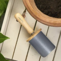 Burgon & Ball Steel Soil Scoop -Gardens and Outdoor burgon ball steel soil scoop5019360014867 02i bq