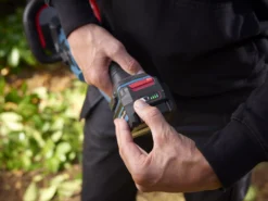 Erbauer 18V 550mm EHT18-Li - KIT Cordless Hedge Trimmer 14 Erbauer 18V 550mm EHT18-Li - KIT Cordless Hedge Trimmer -Gardens and Outdoor erbauer 18v 550mm eht18 li kit cordless hedge trimmer3663602418269 13i