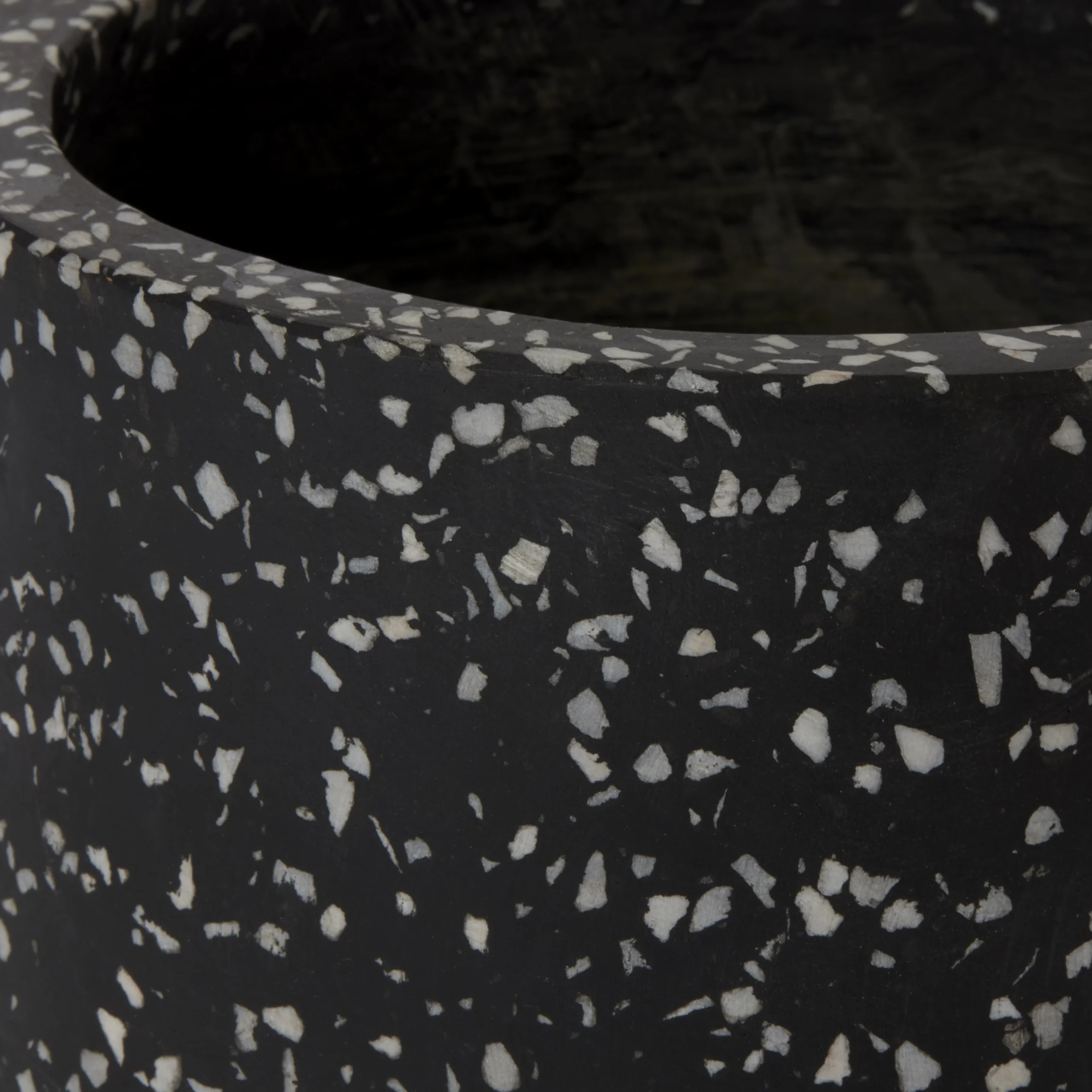 GoodHome Charcoal Speckled Circular Plant Pot (Dia)16.2cm 4 GoodHome Charcoal Speckled Circular Plant Pot (Dia)16.2cm - Image 2