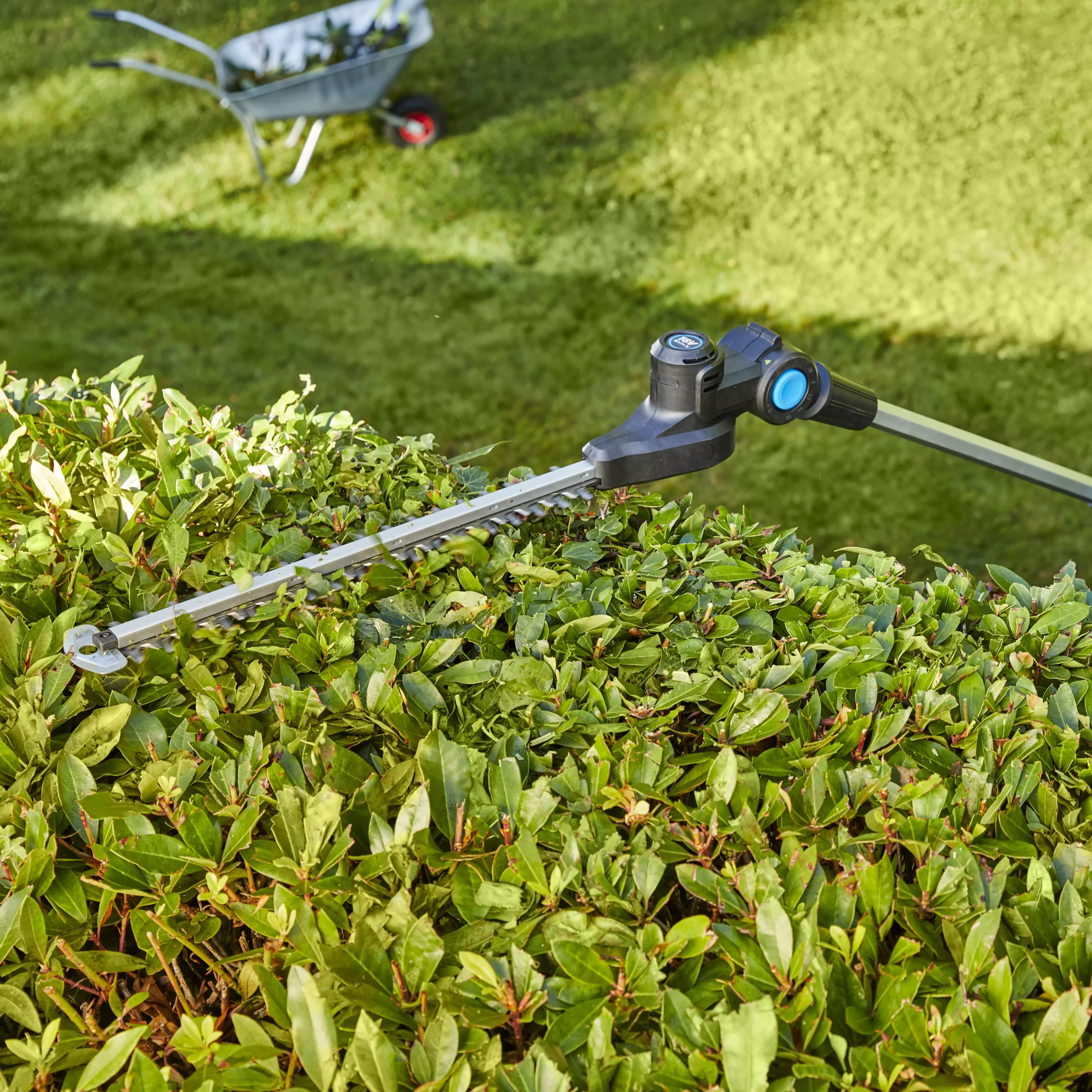 Mac Allister 18V 450mm MPHT1845-Li Cordless Pole Hedge Trimmer 4 Mac Allister 18V 450mm MPHT1845-Li Cordless Pole Hedge Trimmer - Image 2