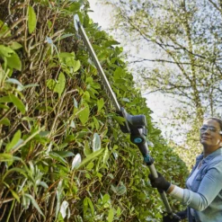 Mac Allister 18V 450mm MPHT1845-Li Cordless Pole Hedge Trimmer 9 Mac Allister 18V 450mm MPHT1845-Li Cordless Pole Hedge Trimmer -Gardens and Outdoor mac allister 18v 450mm mpht1845 li cordless pole hedge trimmer5059340239569 03i