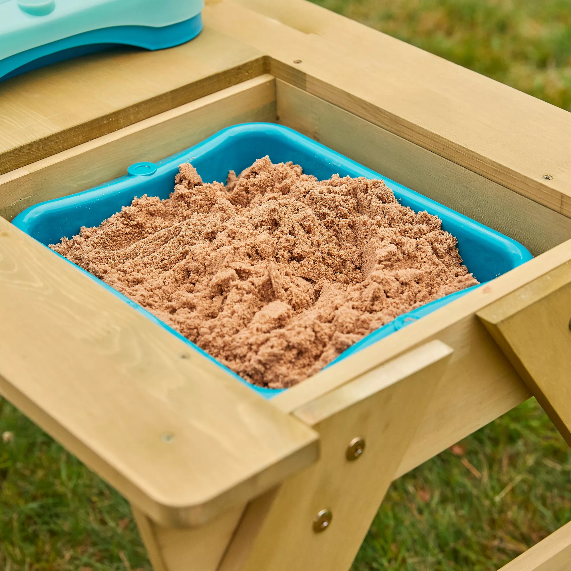 TP Toys Splash & Play Timber Sand & Water Picnic Table 6 TP Toys Splash & Play Timber Sand & Water Picnic Table - Image 4